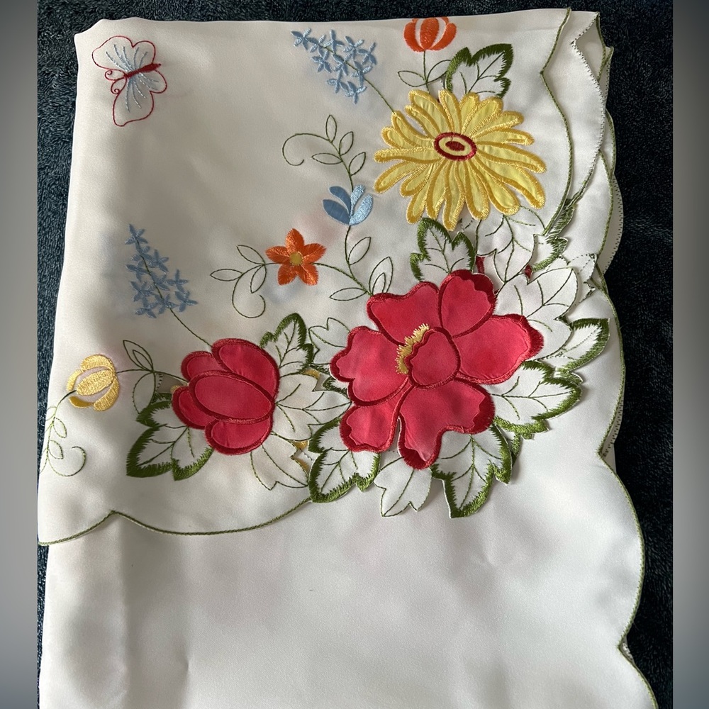 Croft & Barrow fabric Spring Floral stitched 60 x 90 rectangular tablecloth.